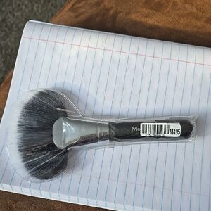 Morphe M495 Fan Makeup Brush